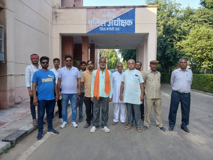 राजपूत समाज के लोगों ने बुधवार को एसपी ऑफिस के बाहर प्रदर्शन किया। - Dainik Bhaskar