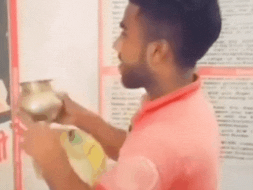 युवक के हाथ में लोटा भी था, जिससे उसने व्रत तोड़ने जैसा रिएक्ट किया।