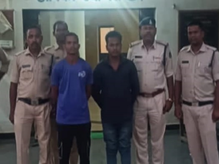 पुलिस गिरफ्त में गैंगरेप के आरोपी युवक - Dainik Bhaskar