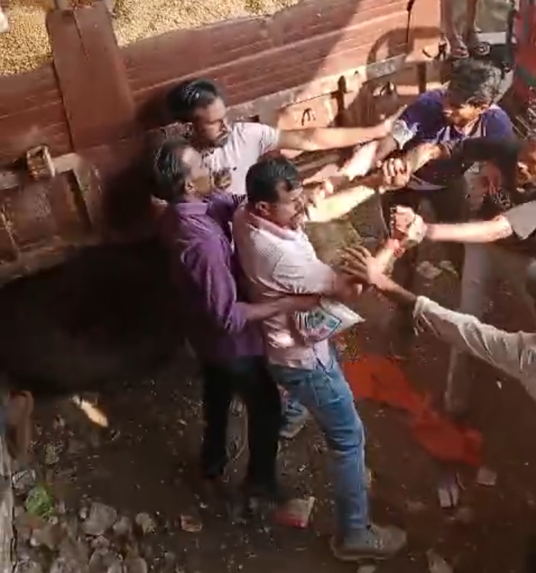 व्यापारी से मारपीट करते किसान।