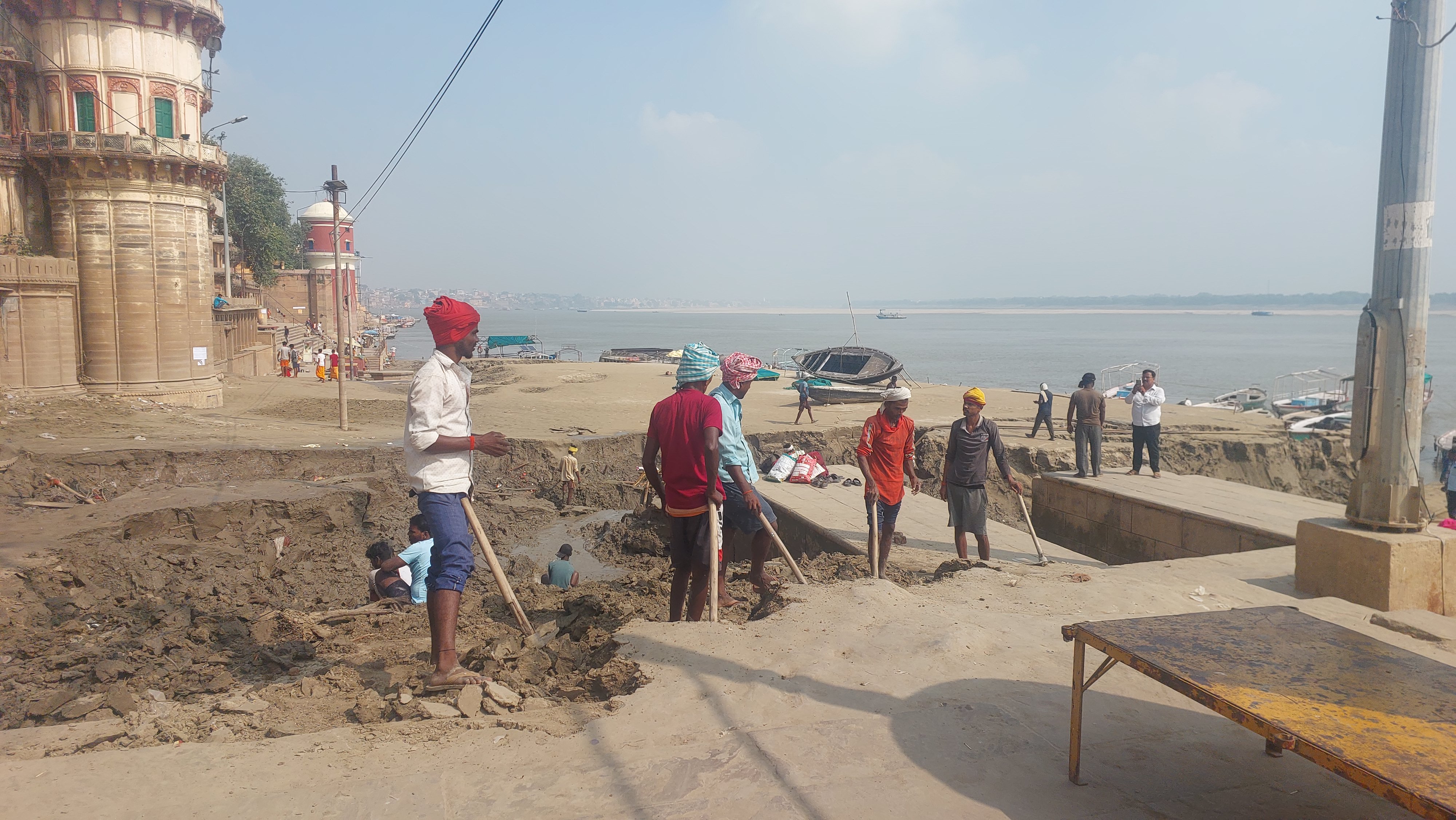 तुलसी घाट पर सिल्ट अभी भी नहीं हटा।