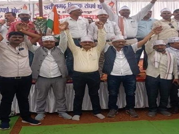 5 सूत्रीय मांगों को लेकर शिक्षक पहले भी प्रदर्शन कर चुके हैं।