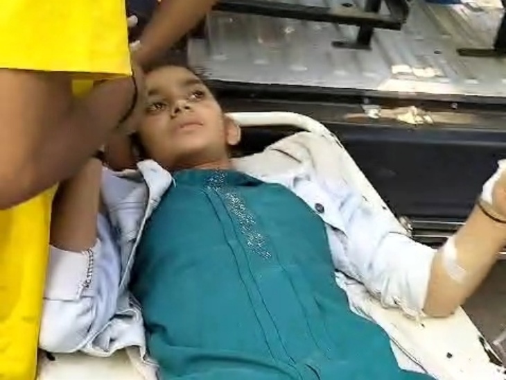 पिंकी की हालत गंभीर होने पर प्राथमिक इलाज के बाद हायर सेंटर के लिए रेफर कर दिया।