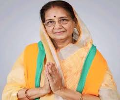 दीपक पटेल की मां हैं केशरी देवी पटेल हैं जो पूर्व सांसद हैं और पांच बार जिला पंचायत अध्यक्ष रहीं हैं।