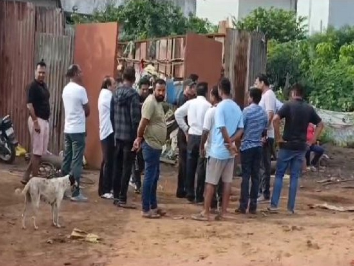 पाण्डेय कबाड़ी के गोदाम में पड़ा छापा - Dainik Bhaskar