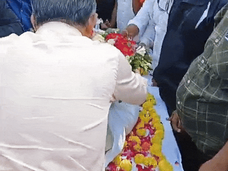 रणधीर कुमार (38) का शव फैक्ट्री के बाहर लाया गया, जहां कर्मचारियों ने श्रद्धांजलि दी।