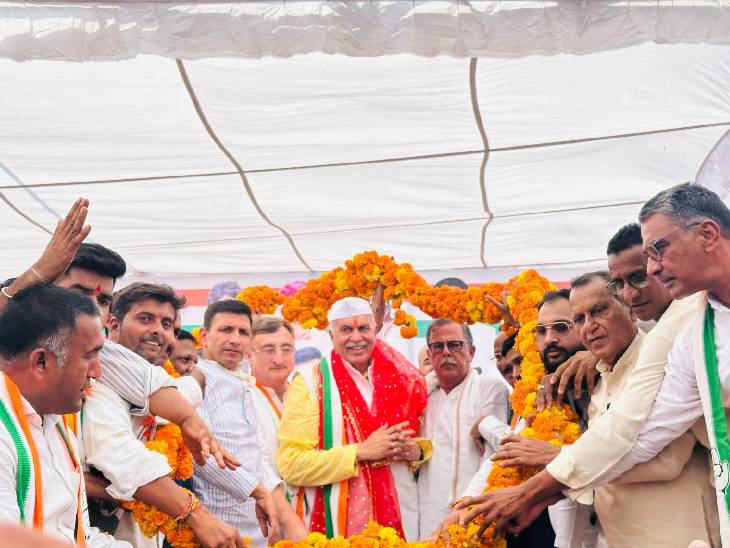 बुधनी में कांग्रेस प्रत्याशी राजकुमार पटेल के नामांकन से पहले सभा में पार्टी के प्रदेश अध्यक्ष जीतू पटवारी, विवेक तन्खा और अजय सिंह शामिल हुए।