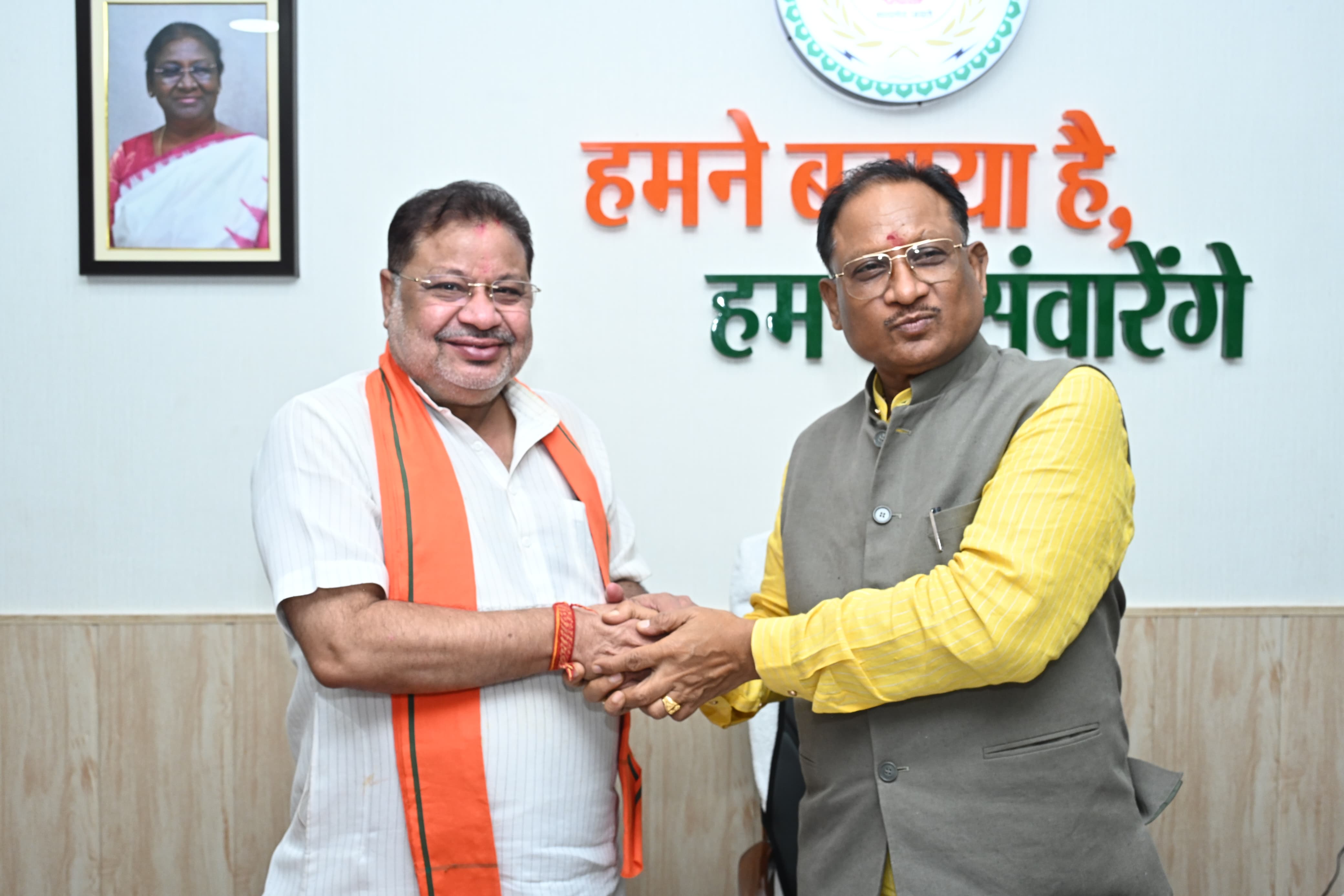 भाजपा कैंडिडेट सुनील सोनी ने नामांकन दाखिल करने से पहले सीएम साय से मुलाकात की।