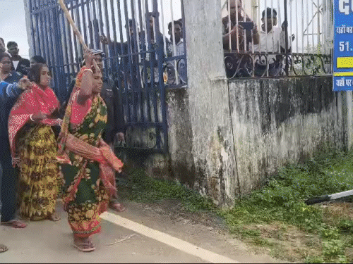 अस्पताल के पास महिला पुलिसकर्मियों को भी तैनात किया गया था। इस बीच गांव की महिलाएं अचानक डंडा लेकर दौड़ने लगीं।