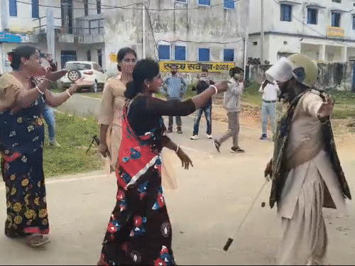 पुलिस को मारने के लिए भी एक महिला दौड़ी और हाथ उठाया