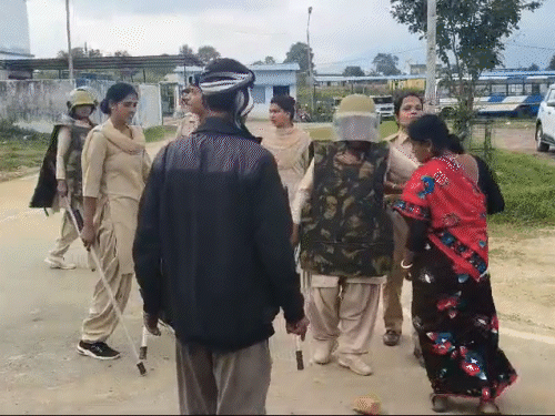 भीड़ ने पथराव कर दिया जिसके बाद जान बचाकर महिला पुलिसकर्मियों को भागना पड़ा।