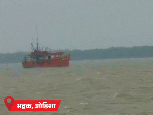 तूफान ओडिशा के केंद्रपाड़ा जिले के भितरकनिका और भद्रक जिले के धामरा के बीच लगभग 110 किमी प्रति घंटे की रफ्तार से पहुंचा था। - Dainik Bhaskar