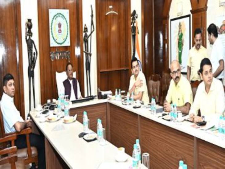 मुख्यमंत्री विष्णु देव साय ने अपने निवास कार्यालय में राज्योत्सव 2024 की तैयारियों की समीक्षा की।