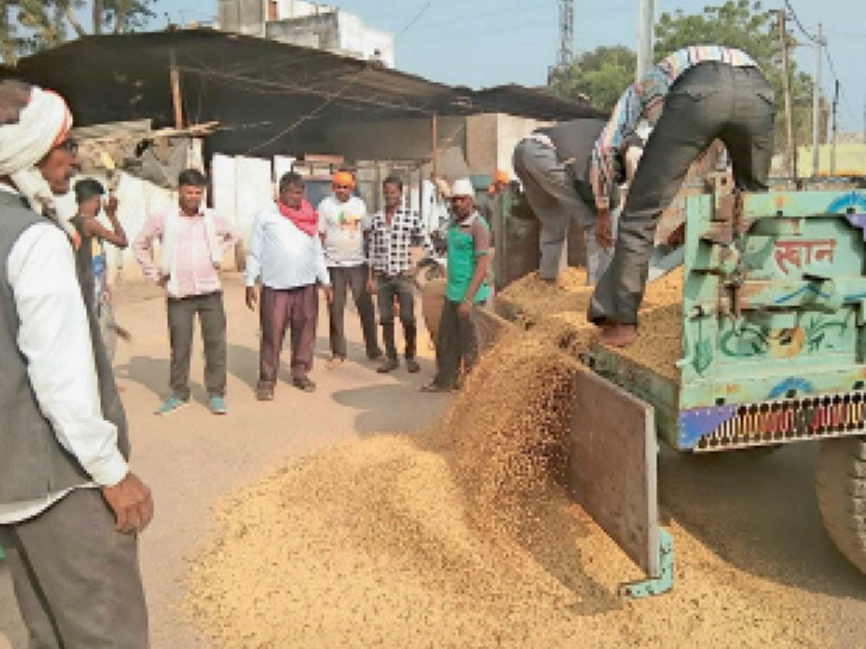 Soybean purchase starts today, 7 centers established | आज से सोयाबीन की खरीदी शुरू, 7 केंद्र बनाए: छलना लगाकर खरीदेंगे उपज; ढ़ाई एकड़ पर 8 क्विंटल की लिमिट - Khandwa News ...