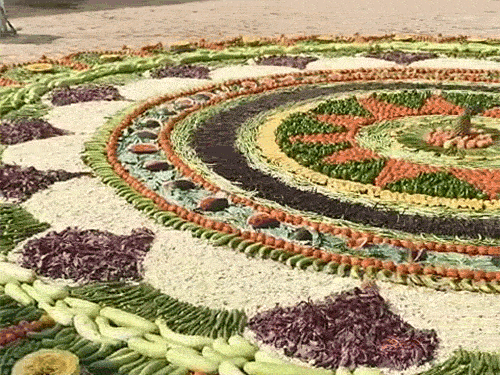 गायों के लिए बनी सब्जी की रंगोली।