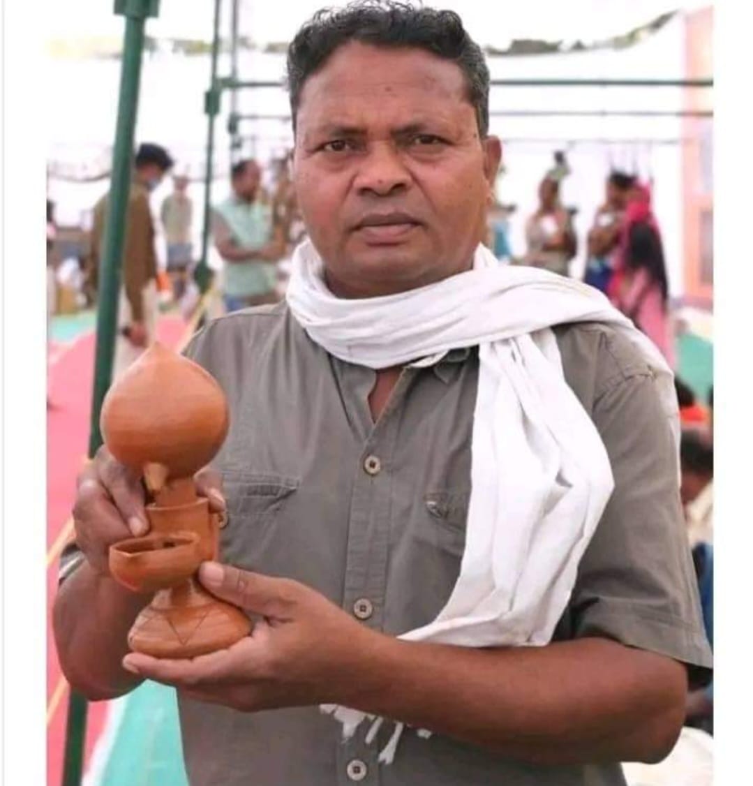 मैजिक लैंप के साथ, अशोक चक्रधारी।