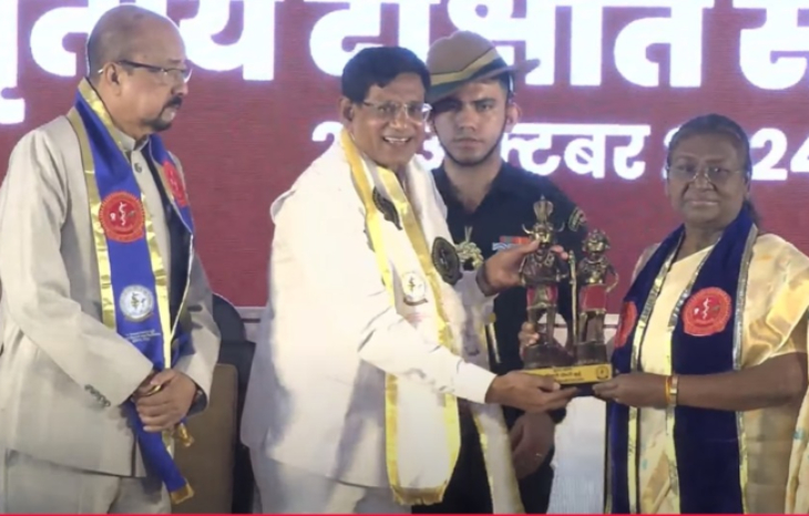 बस्तर के कलकारों द्वारा तैयार प्रतिमा राष्ट्रपति को भेंट की गई