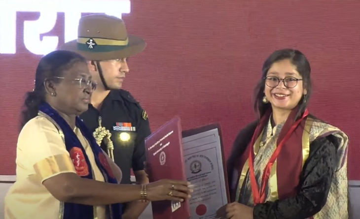 रायपुर मेडिकल कॉलेज की छात्रा शबा फिरदौस को राष्ट्रपति ने 3 गोल्ड मेडल प्रदान किए।