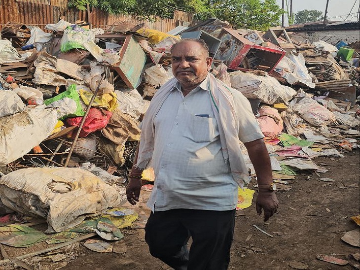 पाण्डेय कबाड़ी अपने गोदाम के अंदर कार्रवाई के दौरान - Dainik Bhaskar