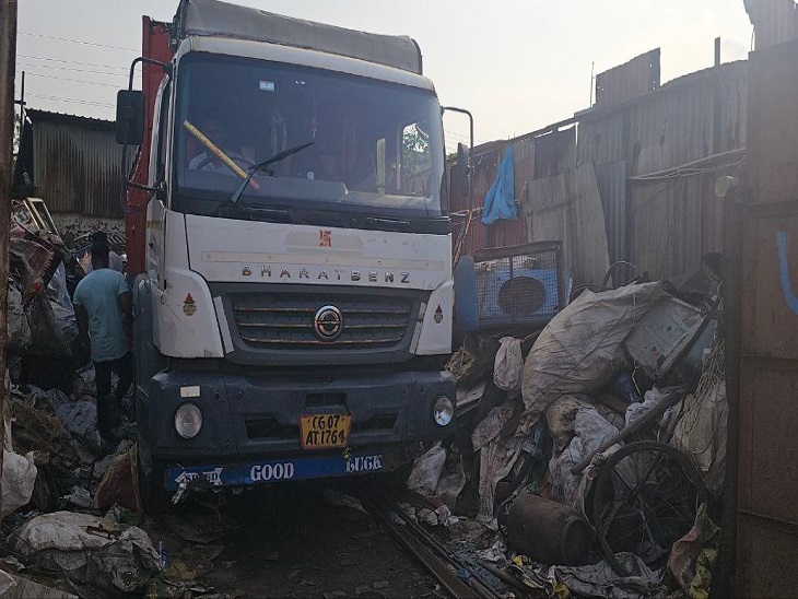 गोदाम के अंदर खड़ा ट्रक