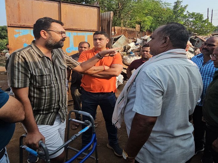 पाण्डेय कबाड़ी को चमकाते व्यापारी