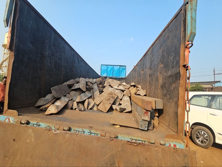 इस तरह ट्रक में भरकर ले जाते हैं चोरी का मामल