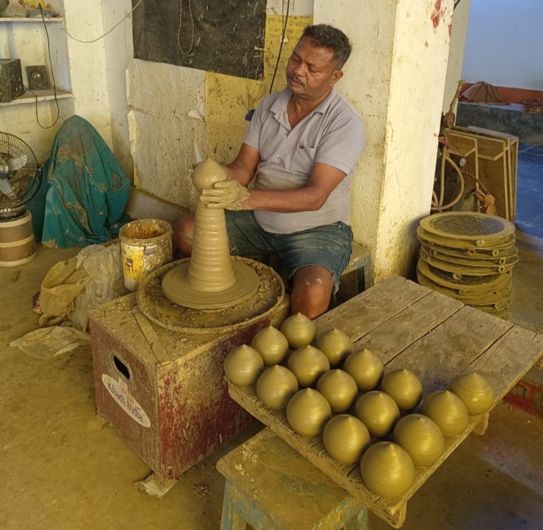 मैजिक लैंप बनाते अशोक चक्रधारी।