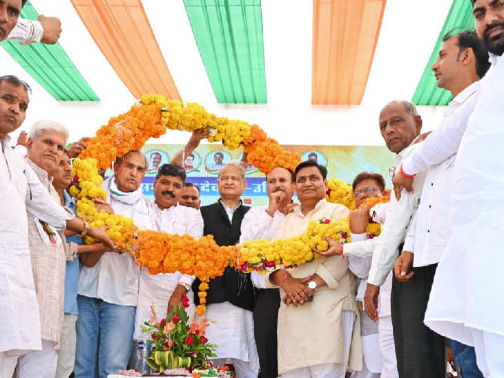 उनियारा में चुनावी सभा में शामिल हुए अशोक गहलोत और गोविंद सिंह डोटासरा.