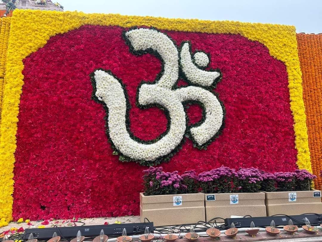फूलों से ओम आकृति में बना सेल्फी पॉइंट