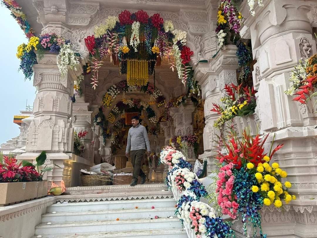 मंदिर को ऐसे ही फूलों के गुलदस्ते से सजाया जाएगा