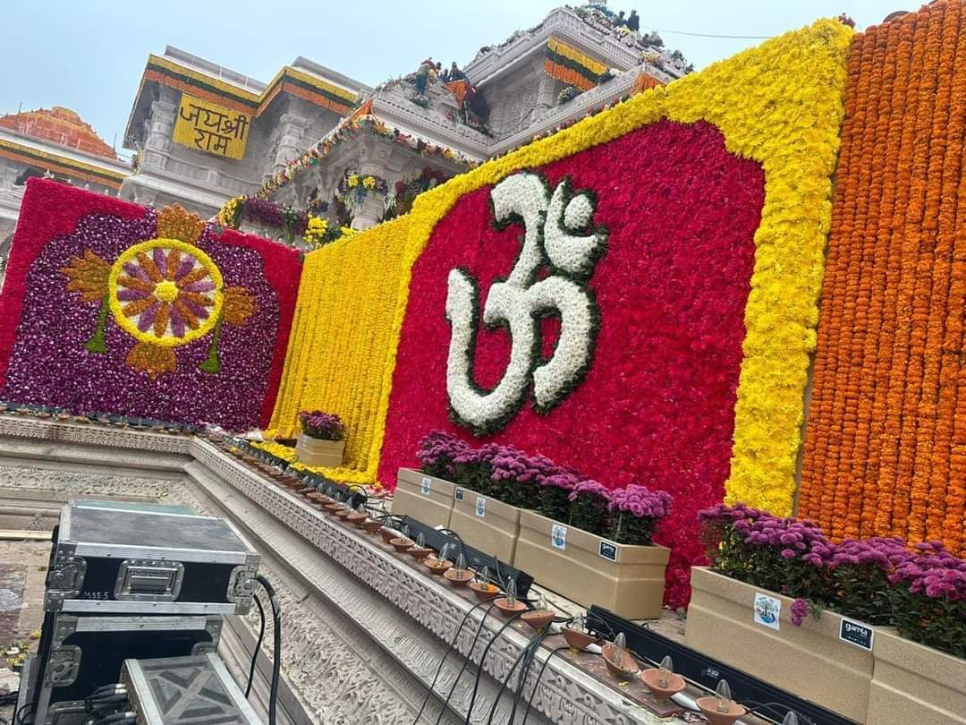 राम मंदिर को चारों तरफ से फूलों और लाइटों से सजाया जाएगा।