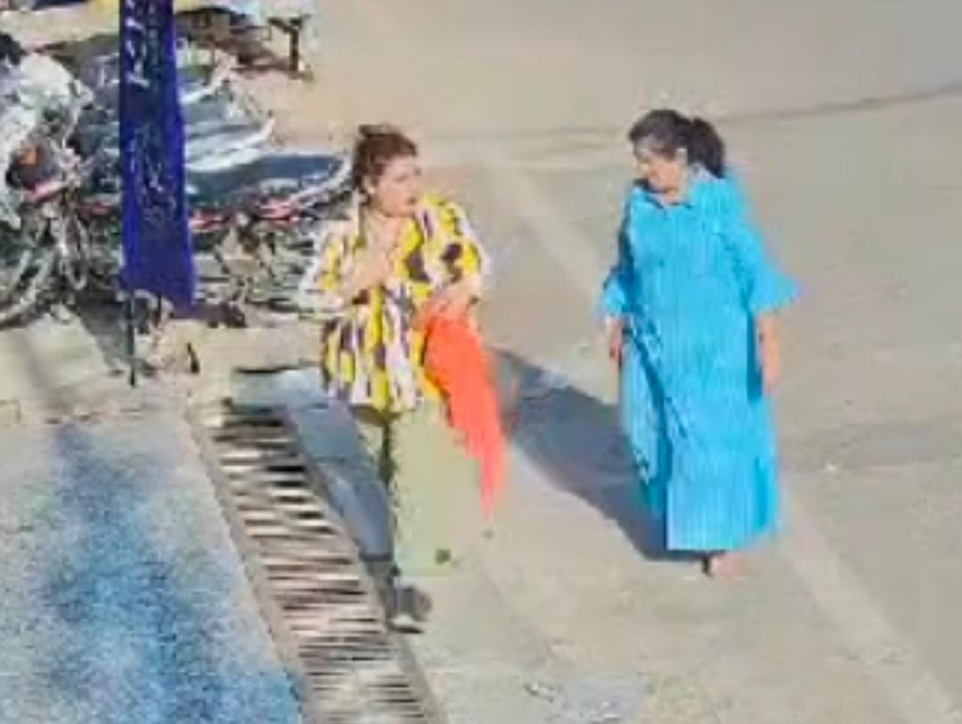 CCTV फुटेज में शोरूम में आते हुए दिखी दोनों महिलाएं।