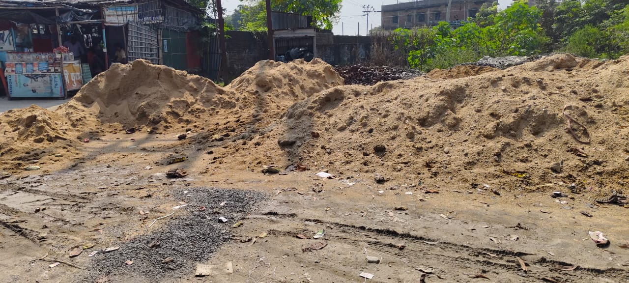 Ballast and sand business is going on on the roads, Nagar Palika fails