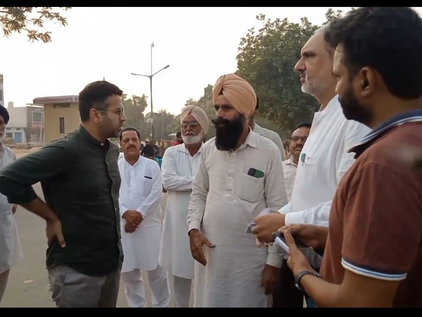 धूरी मंडी में किसानों से बात करते एसडीएम