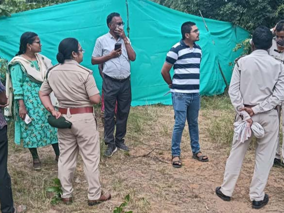 घटना के बाद जांच के लिए मौके पर पहुंची डीएफओ व वन विभाग के अन्य अधिकारी - Dainik Bhaskar