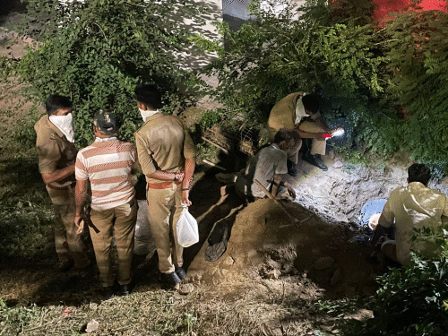 पुलिस वालों ने दुर्गंध के चलते मुंह पर पकड़ा बांध लिया है।