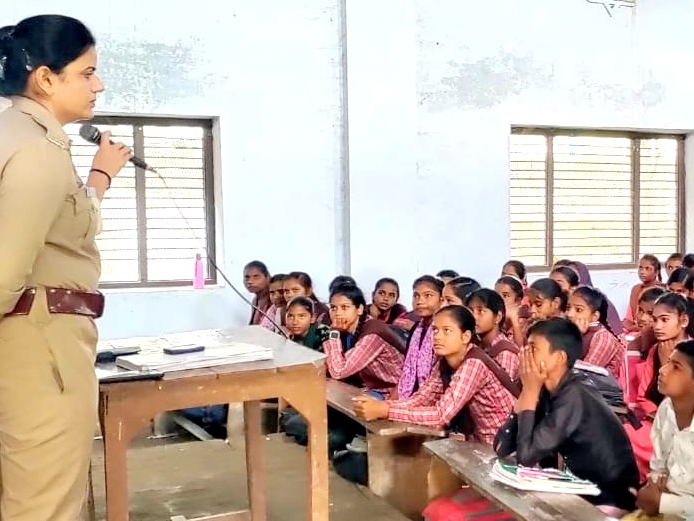 Information about 'good touch bad touch' given to girl students | छात्राओं  को दी 'गुड टच बैड टच' की जानकारी: सीतापुर में मिशन शक्ति के तहत जागरूकता  अभियान, बताए हेल्पलाइन ...