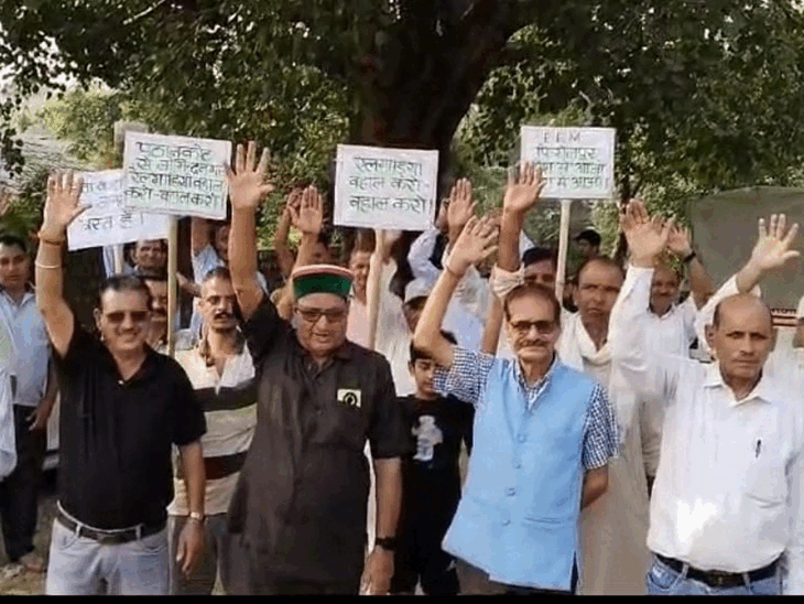 रेल सेवा बहाली की मांग को लेकर प्रदर्शन करते नंदपुर विकास संघर्ष समिति के लोग
