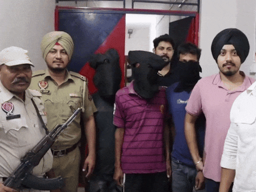 गिरफ्तार किए गए आरोपियों को लेकर जाते हुए पुलिस अधिकारी। - Dainik Bhaskar