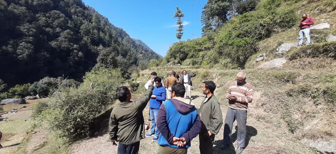 घटना स्थल पर मौजूद लोग।