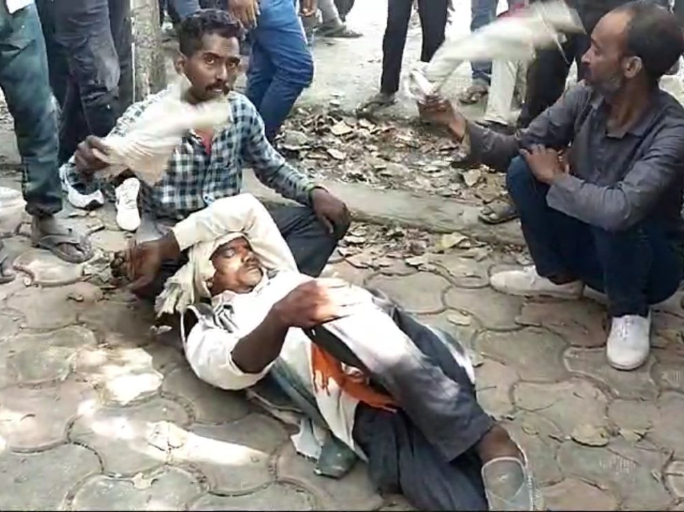 किसान की मारपीट के बाद जमीन पर पड़ा हम्माल।