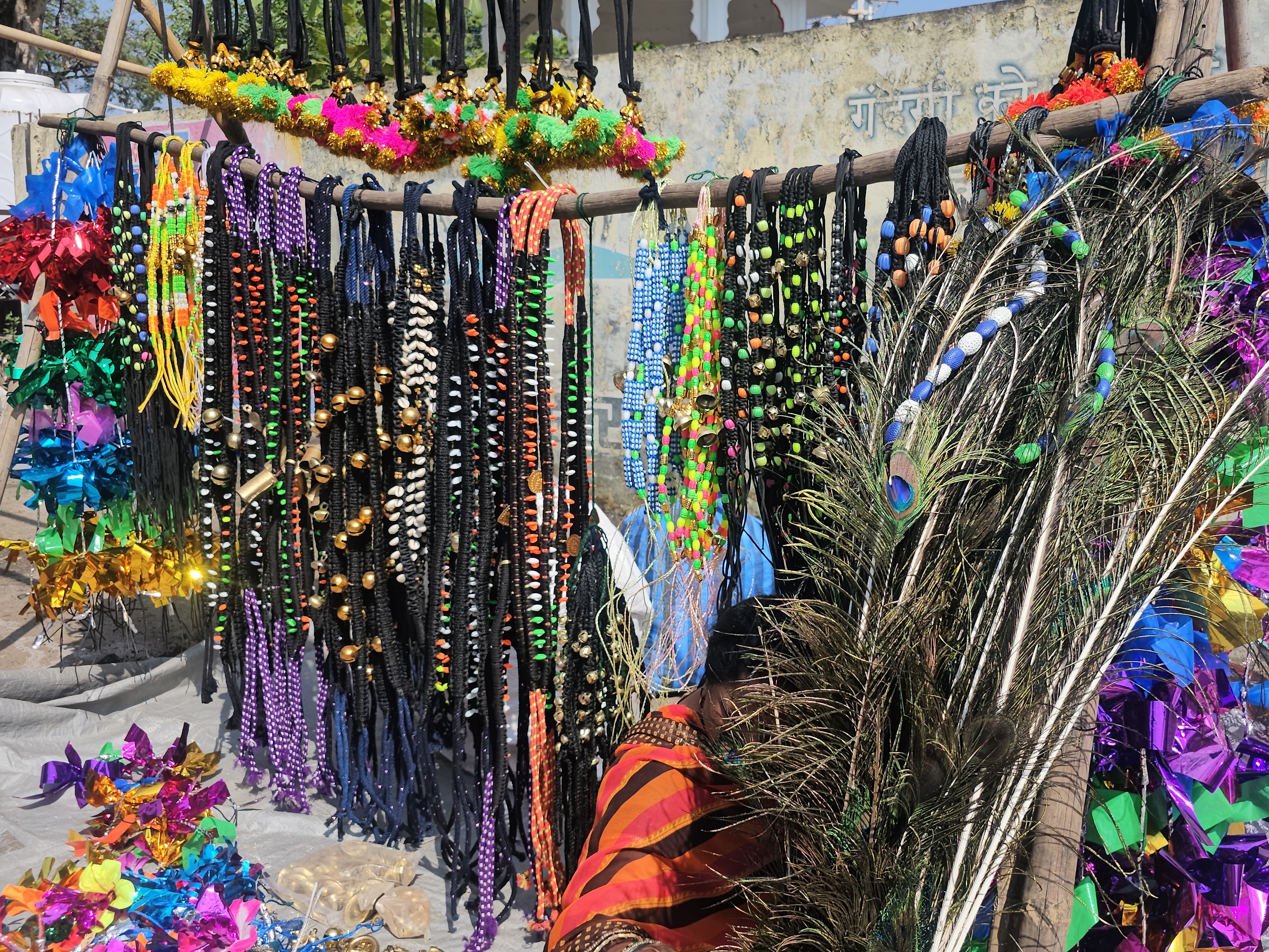 व्यापारीयों ने मोरपंख से बनाए गले के हार और गाय की छड़ी