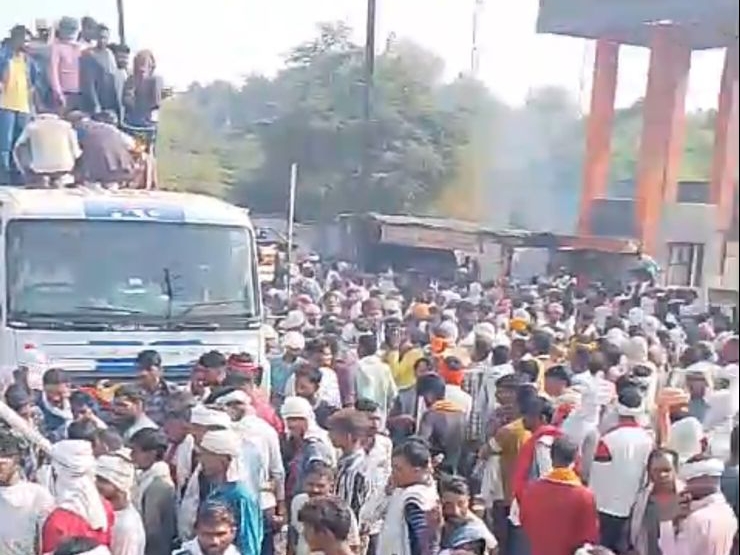 हम्मालों ने इस तरह मंडी के मेन गेट पर जाम लगा दिया था।