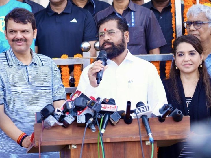 तस्वीर 6 जून 2024 की है, मुंबई में मरीन ड्राइव पर योग दिवस के मौके पर सीएम एकनाथ शिंद (बीच में) और डिप्टी सीएम देवेंद्र फडणवीस (सबसे बाएं) के साथ एक कार्यक्रम में शाइन एनसी (सबसे दाएं)। - Dainik Bhaskar