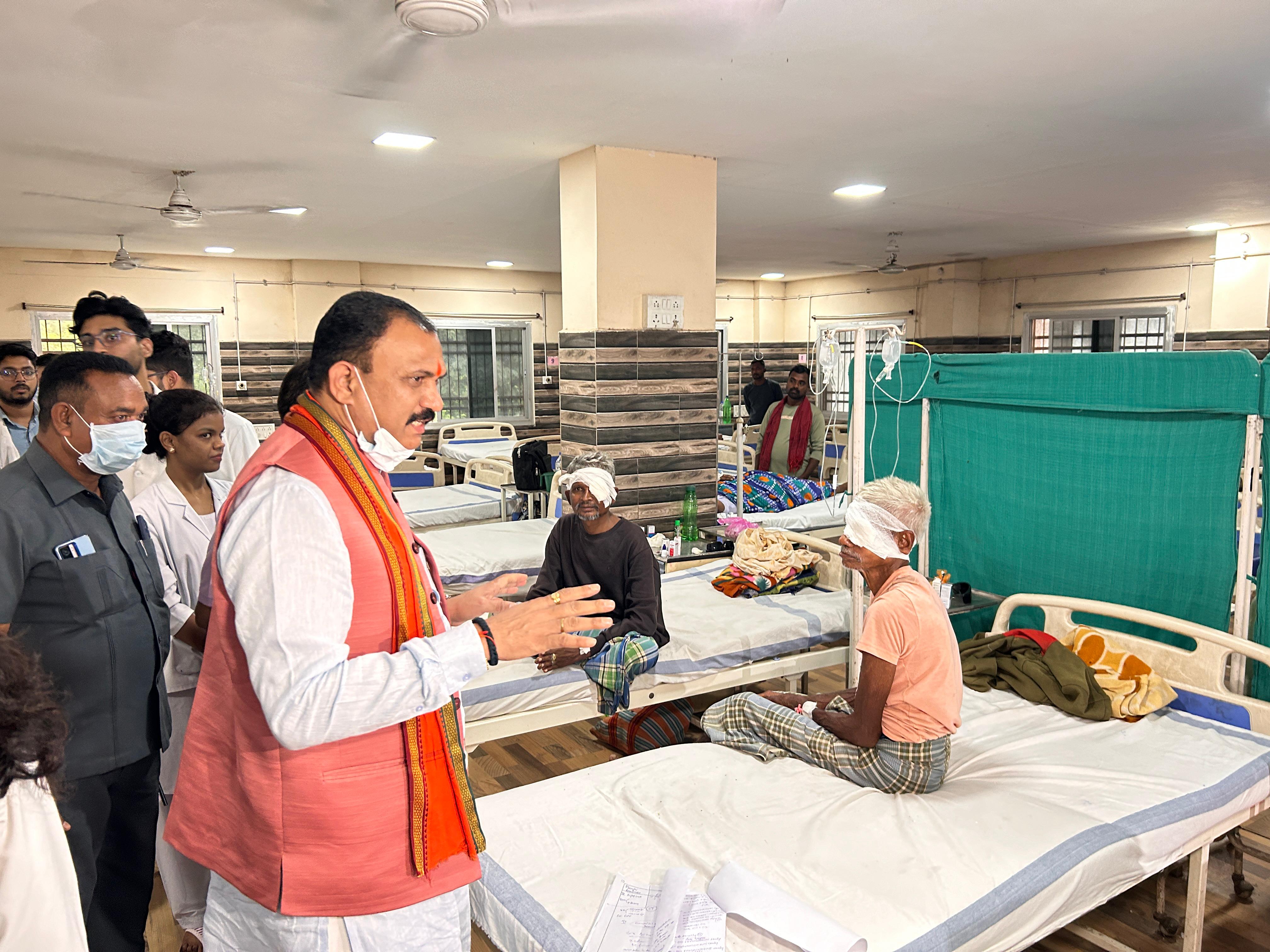 मरीजों से मिलने पहुंचे स्वास्थ्य मंत्री श्याम बिहारी जायसवाल।