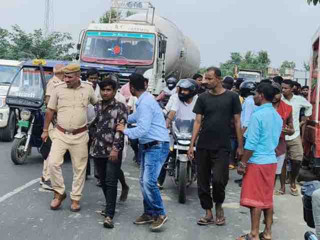 Tanker hit bike, 2 died | टैंकर ने बाइक में मारी ठोकर, 2 की मौत: मोतिहारी  में बेटा-बहू और पोती के साथ जा रहे थे ससुर, महिला और बच्ची की गई जान -