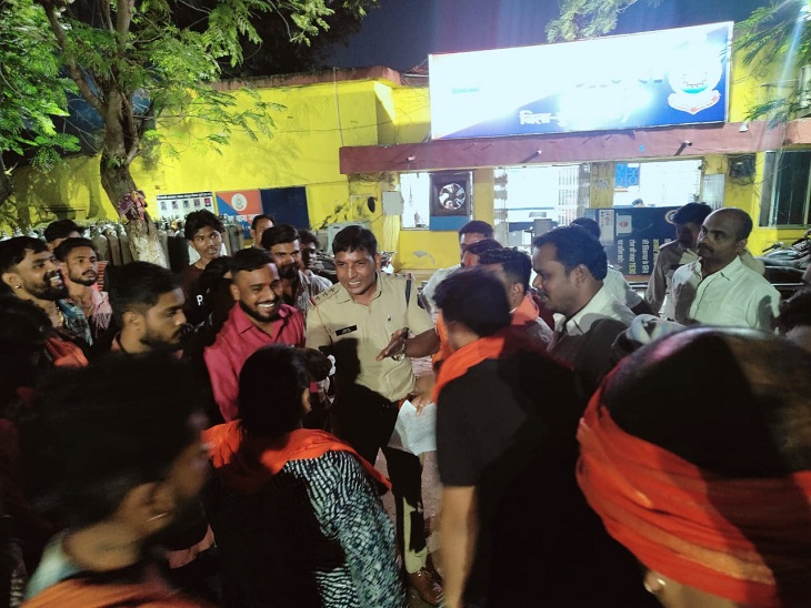 थाने में विरोध करने पहुंचे बजरंगी