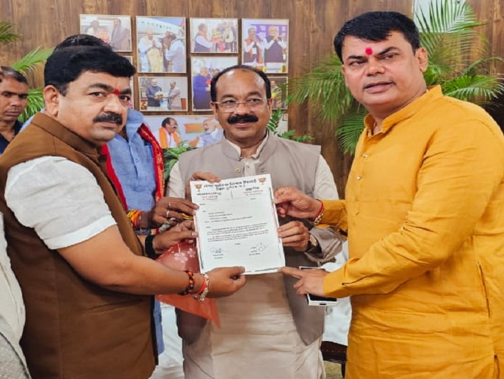 नेता प्रतिपक्ष भोजराज सिन्हा और उप नेता प्रतिपक्ष दया सिंह ने प्रस्ताव देते जारी की तस्वीर।