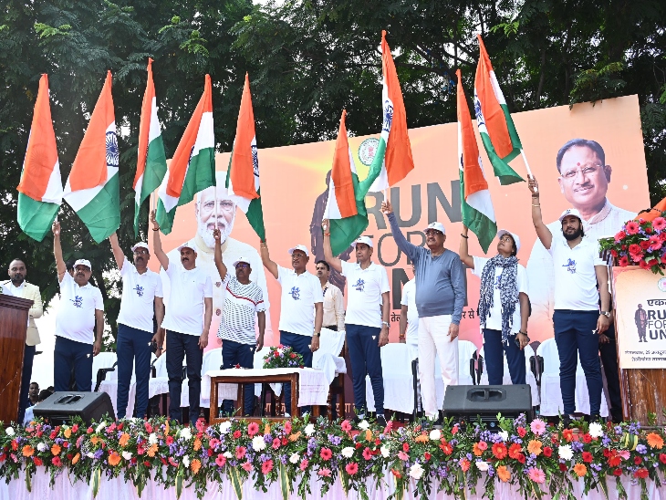 कार्यक्रम के दौरान तिरंगा झंडा पकड़े मुख्यमंत्री और कैबिनेट मंत्री।