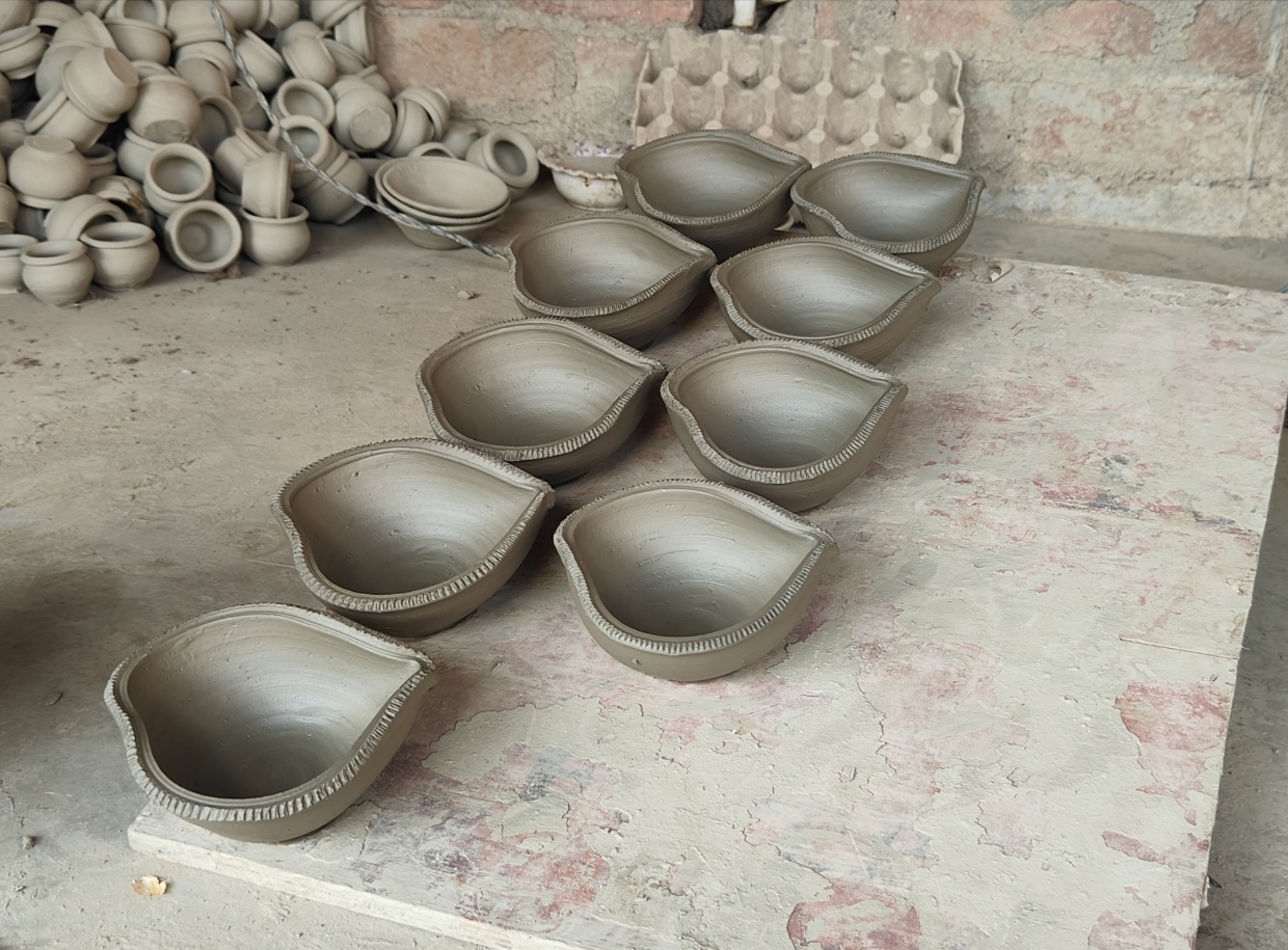 मिट्टी से तैयार किए गए डिज़ाइनर दीए।